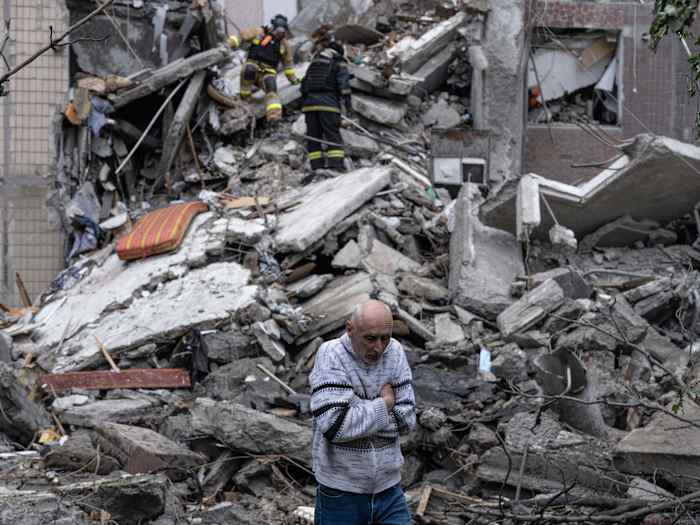 Oekraïne beschuldigt Rusland ervan zijn eigen wapenstilstand meer dan 700 keer te overtreden, omdat Kiev ratificeert de Amerikaanse mineralen deal