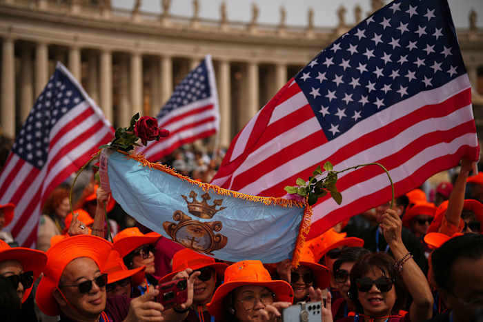 Oeps, Waves, Tears: Faithful reageert op de eerste zondagzegen van paus Leo op St. Peter's Square
