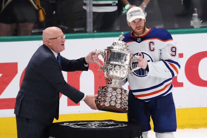 Oilers raakten graag West -trofee vóór Cup Rematch. Het was handen af ​​voor Panthers in het oosten