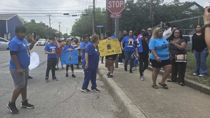 Ouders protesteren buiten Brewer Academy twee weken na het neerschieten van de 14-jarige Simon Cuevas III in de buurt van de campus