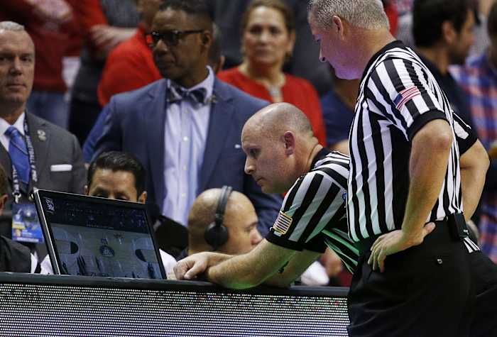 Out-of-Bounds Plays kunnen alleen worden beoordeeld door Coach Challenge onder NCAA Rules Panel Accommodatie