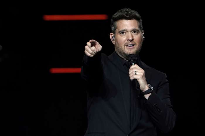 Panters ondertekenen de Canadese zanger Michael Buble-voor een fondsenwervende oorzaak van kanker