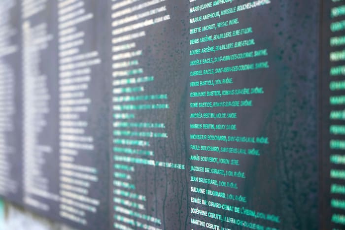 Parijs probeert antisemitisch vandalisme gericht op synagogen en een Holocaust -gedenkteken