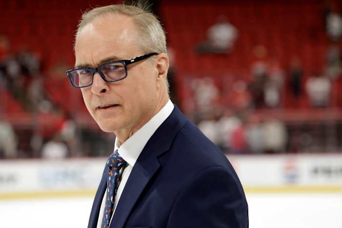 Paul Maurice, Rod Brind'amour sloeg de handdrukken van spelers over na East Final. Het was om een ​​goede reden