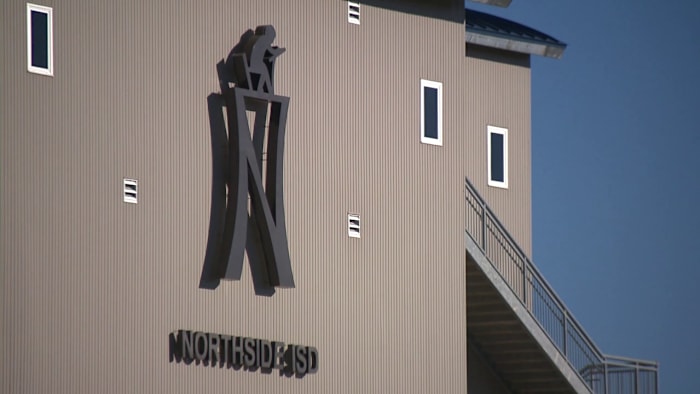 Persoon gearresteerd op het betreden van de aanklacht na het slapen op het dak van de Northside ISD School, zegt District