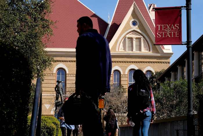 Politieke aangestelden zouden meer controle hebben over de cursussen van Texas Universiteiten en inhuren onder Bill OK'd per huis