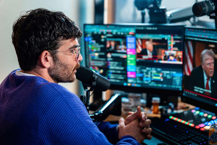 Populaire Turkse Amerikaanse online politieke commentator vastgehouden, ondervraagd op de luchthaven van Chicago