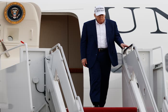 President Donald Trump verwijst naar een aankondiging in de 'volgende twee dagen' over nucleaire gesprekken in Iran