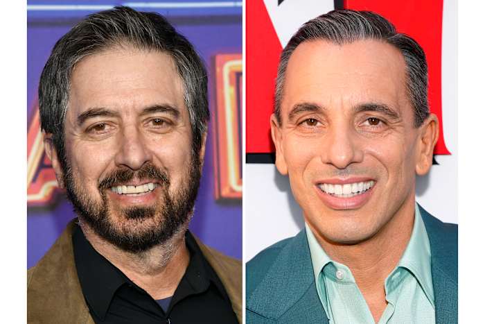 Ray Romano en Sebastian Manisiscalco delen scherts terwijl hij bovenop Italiaanse Alpen in de Olympische Winterspelen promo