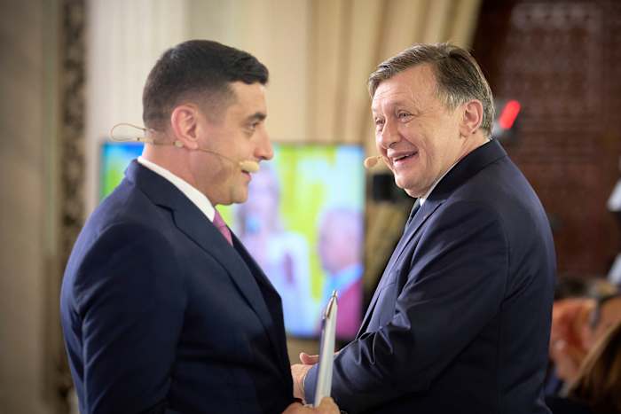 Roemenië zou gaan stemmen in kritieke presidentiële herhaling met een maga-stijl nationalist op de voorgrond