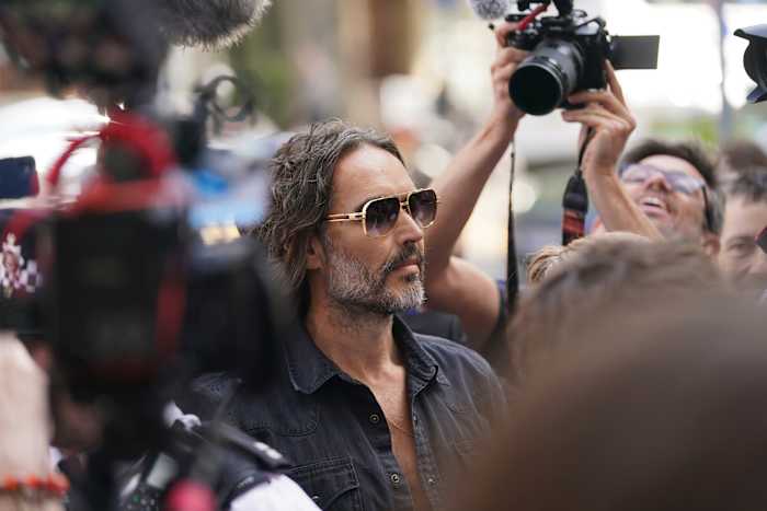 Russell Brand verleende voorwaardelijke borgtocht nadat hij in London Court was verschenen wegens verkrachting en mishandeling.