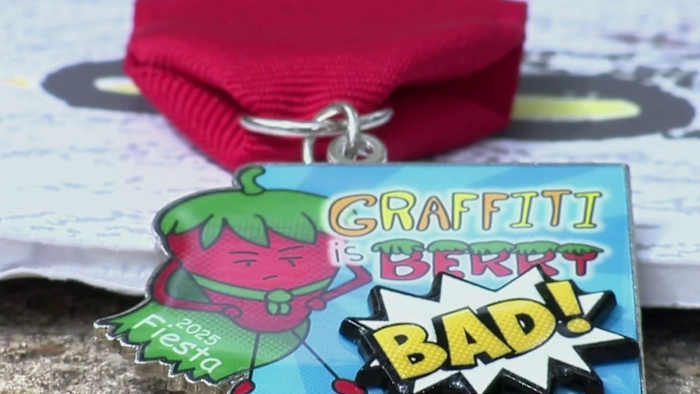 San Antonio Sixth Grader pronkt trots met Fiesta Medal die ze heeft geholpen te maken