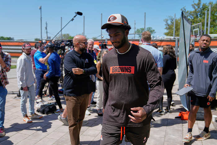 Shedeur Sanders probeert het geluid te blokkeren en zich te concentreren op het playbook van de Browns