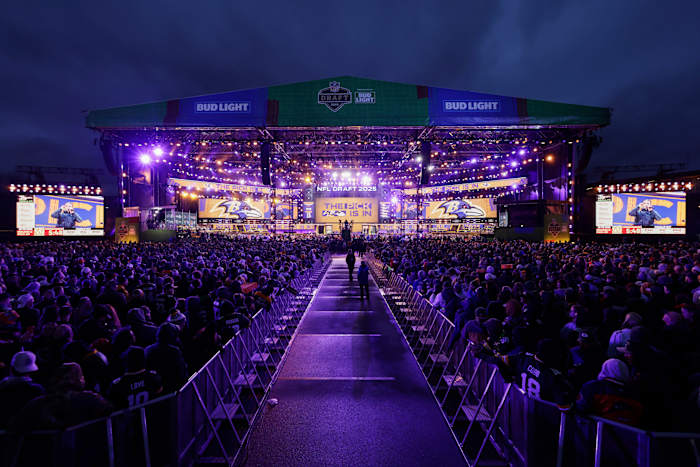 Shedeur Sanders valt tot dag 3 van NFL Draft met 5 QB's geplukt voor Coach Prime's Son