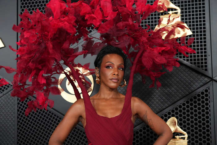 Singer getuigt dat Sean 'Diddy' Combs haar met de dood bedreigde nadat ze hem zijn vriendin zag verslaan