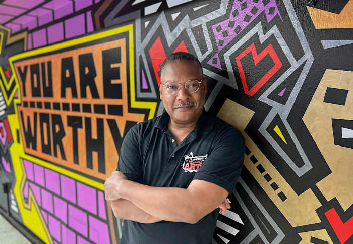 Speciale Tony voor opvoeders gaat naar de NYC High School -leraar die studenten aanspoort om 'de doos uit te stappen'