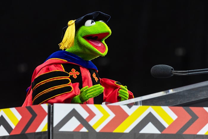 'Spring samen', zegt Kermit de kikker in het beginadres aan het afstuderen van de Universiteit van Maryland
