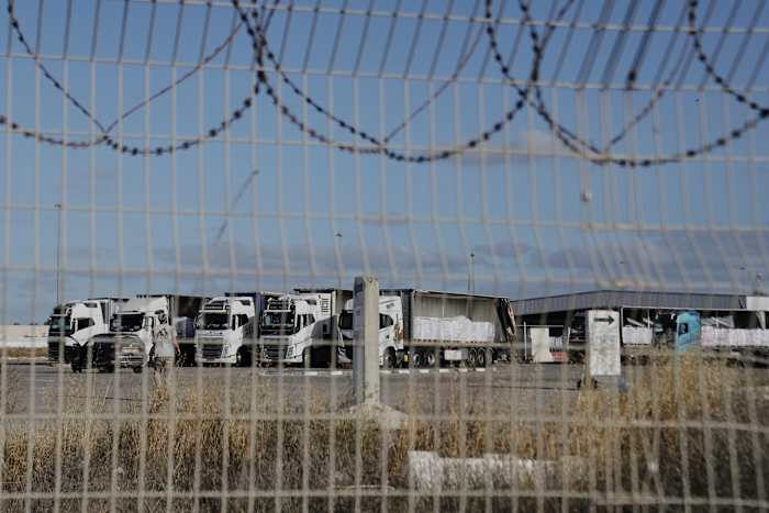 Stakingen op Gaza doden minstens 60 mensen, zeggen lokale functionarissen als kritiek op Israëlbevestigingen