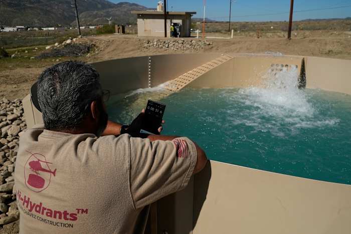 Stedelijke branden kunnen lange reizen betekenen voor helikopters om water te krijgen. Een brandweerman had een beter idee