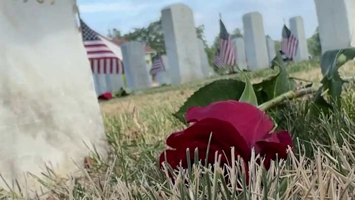Texas Non -profit brengt traditie van het plaatsen van rozen op Graves op Fort Sam Houston National Cemetery