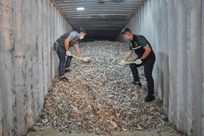 Thaise ambtenaren grijpen meer dan 200 ton elektronisch afval illegaal geïmporteerd uit de VS