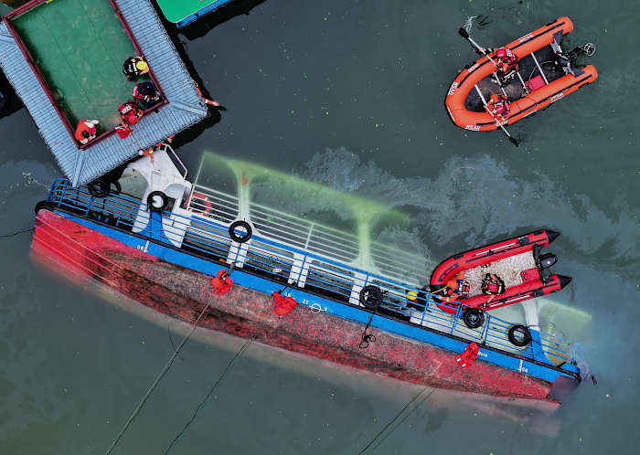 Toeristische boten capsize in plotselinge storm in het zuidwesten van China, waardoor 10 doden achterblijven