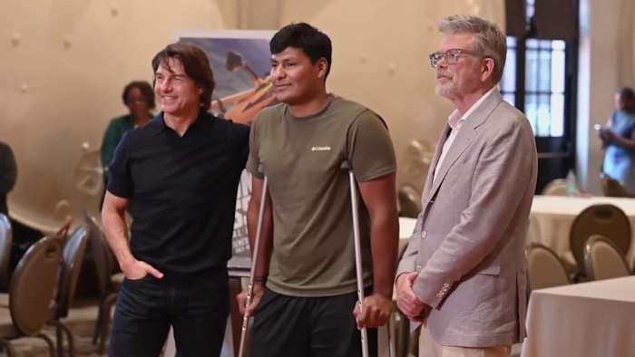 Tom Cruise en 'Mission: Impossible' regisseur bezoeken militaire families, Screen New Film tijdens San Antonio bezoek