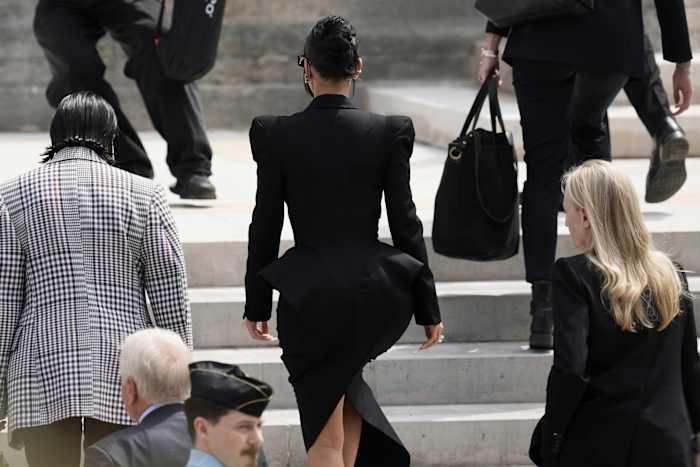 Tranen, trauma en een ketting van een miljoen dollar als uitdagende Kim Kardashian wordt geconfronteerd