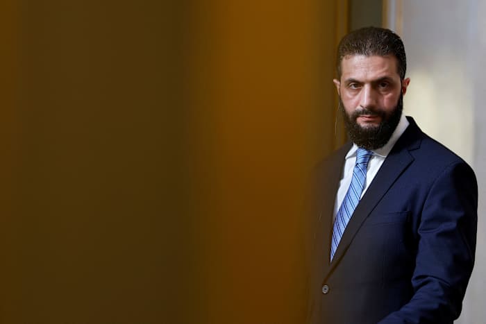 Trump Handshake Caps Syrische leider's reis van Anti-US Insurgent naar ontluikende Midden-Oostenpartner