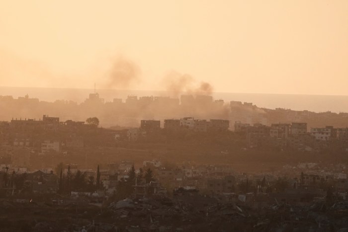 Twee van de laatst functionerende ziekenhuizen in het noorden van Gaza worden omringd door Israëlische troepen, zeggen personeel