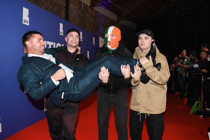 UK Counterterror Police zegt dat ze opmerkingen van de Ierse rapgroep Kneecap zullen onderzoeken