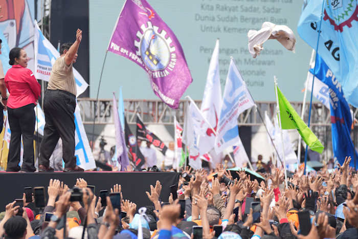 Van Tokyo tot Los Angeles, werknemers observeren de dagdag met marsen en demonstraties