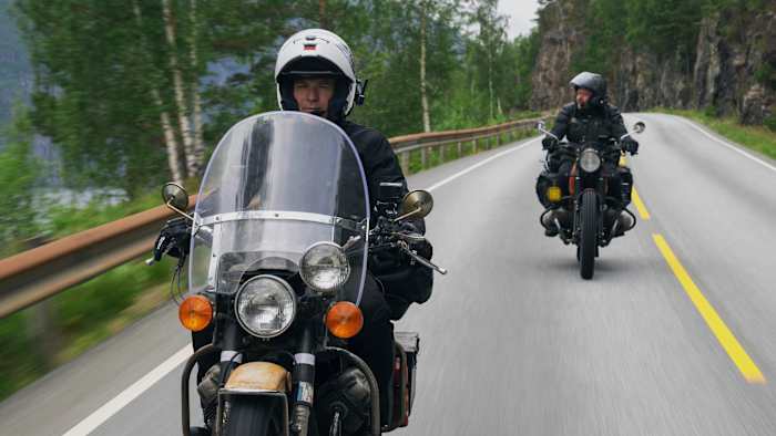 Varooooom! Het is terug op de fietsen voor Ewan en Charley voor Europa Trek in 'Long Way Home'.