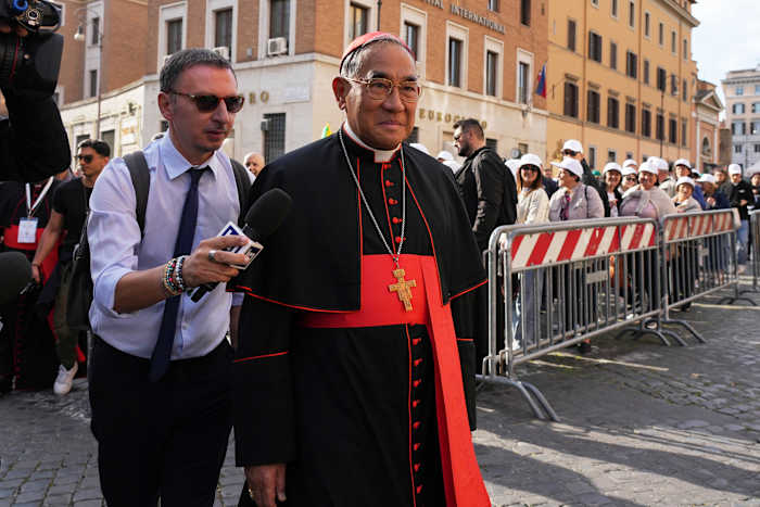 Vaticaanse werknemers installeren Sixtijnse kapelfornuis waar stembiljetten worden verbrand tijdens het conclaaf om paus te kiezen