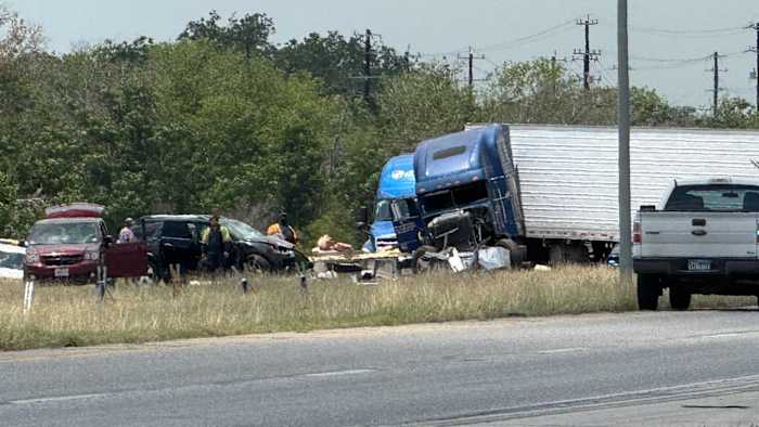 Verkeerswaarschuwing: I-35 aan de zuidkant gesloten vanwege crash met 4 voertuigen met 18-wielers