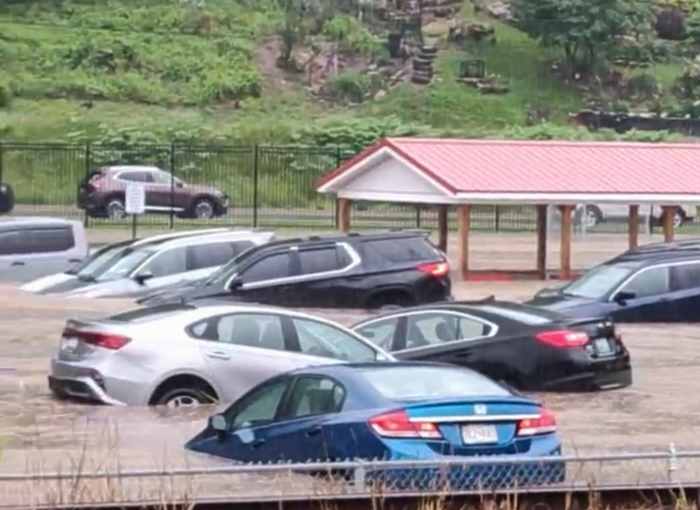 Virginia Boy veegde weg als zware regenval en overstromingen verschillende staten raakten