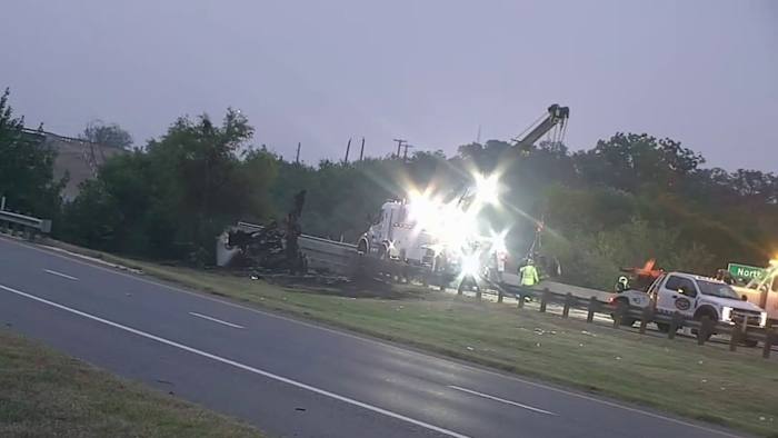 Voertuigbrand op I-35 North in de buurt van Lytle kraampjes verkeer voor uren