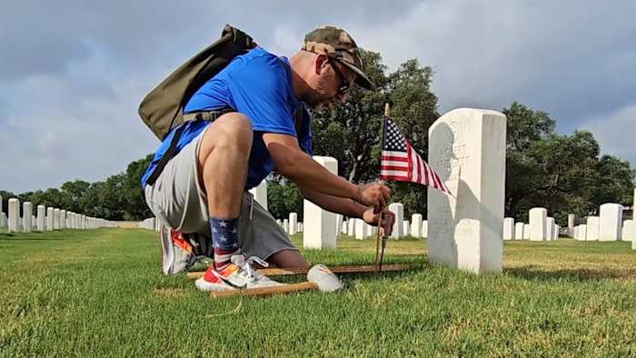 Vrijwilligers helpen Memorial Day -vlaggen te leggen op Fort Sam Houston National Cemetery