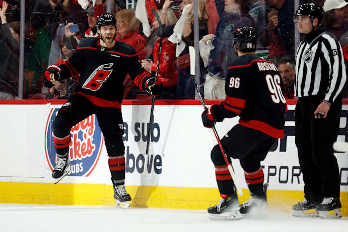 Walker, Svechnikov scoren laat als Hurricanes Push Capitals tot Bink of Elimination in 5-2 Win