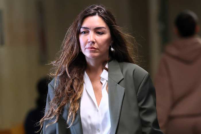 Weinstein -aanklager staat aan in betraande uitbarsting: 'Hij heeft me dat aangedaan'