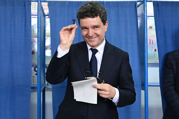 Wie is Nicusor Dan, de pro-EU-centrist die een nationalist heeft verslagen in de gespannen presidentiële race van Roemenië?