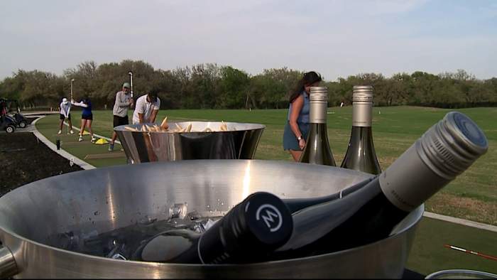 Wine Down Wednesdays: Hyatt Hill Country Golf Club combineert golfinstructie met ontspanning