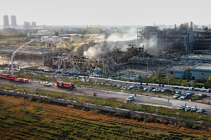 Zoekinspanningen gaan door op de locatie van een explosie van China Chemical Plant als het lot van 6 ontbrekende onbekende