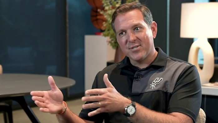 1-op-1 met Peter J. Holt: Spurs Chairman Details Vision, Financiering for New Arena te midden van project Marvel Discussies