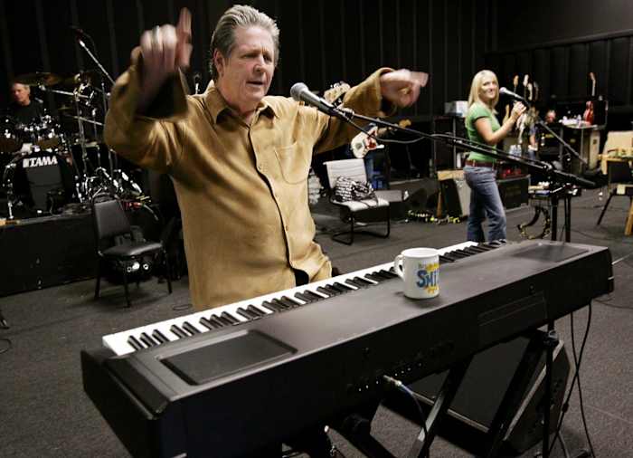 10 liedjes om het leven en de erfenis van de Brian Wilson van de Beach Boys te vieren