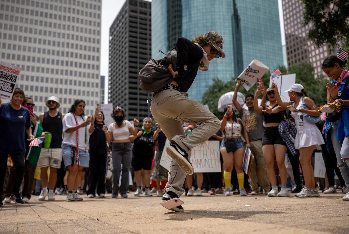 Demonstranten dansen in een cirkel tijdens een protest No Kings in het stadhuis, zaterdag 14 juni 2025, in Houston. (Antranik Tavitian voor de Texas Tribune)