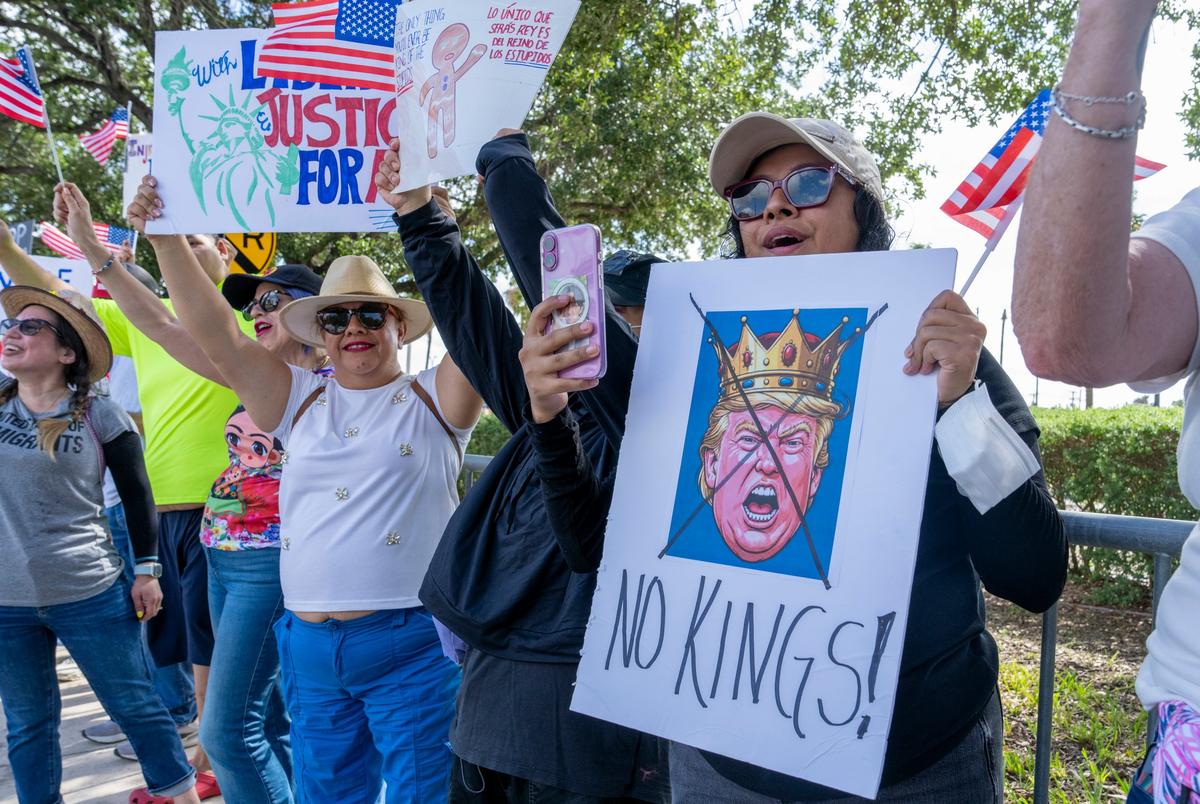 McAllen, TX - 14 juni 2025: No Kings protesteren tegen het beleid van de Amerikaanse president Donald Trump in McAllen, TX (foto door Benjamin Lowy)