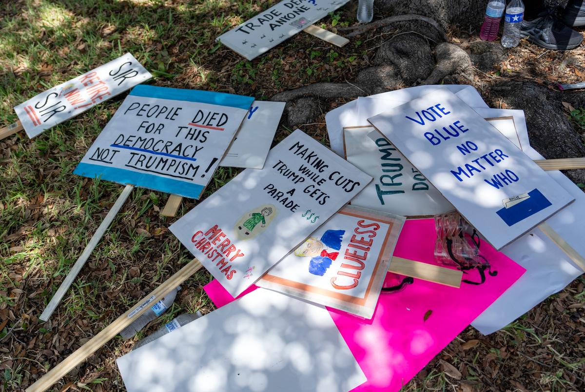 McAllen, TX - 14 juni 2025: No Kings protesteren tegen het beleid van de Amerikaanse president Donald Trump in McAllen, TX (foto door Benjamin Lowy)