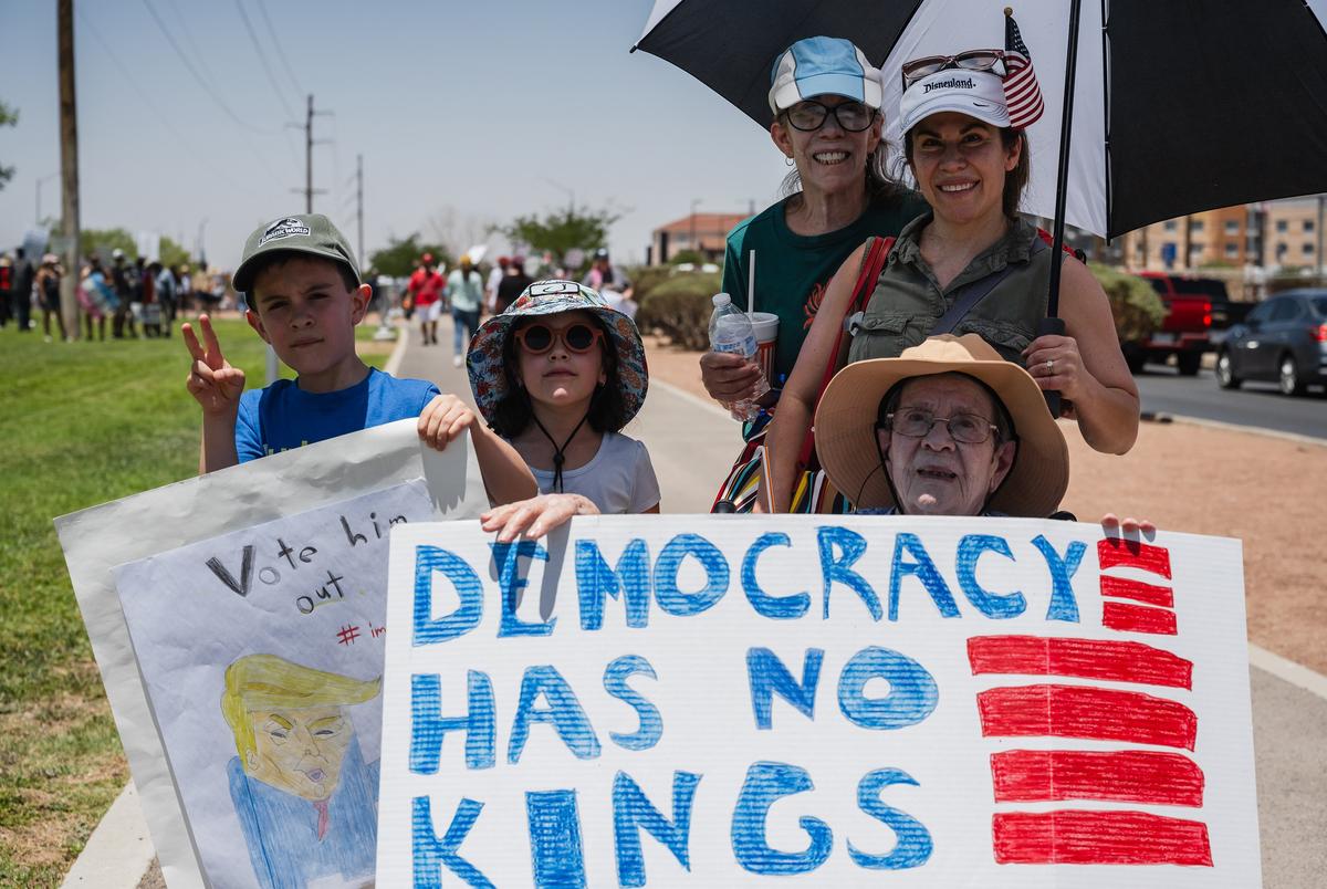 Drie generaties van de Lepe -familie variërend van zeven tot 93 jaar oud op het No Kings -protest in El Paso, Texas op 14 juni 2025. (Van links naar rechts) Jonah Lepe, Zoe Lepe, (kinderen) Margarita Lepe, Margo Lepe, en matrich Maria Teresa (rolkchieven).