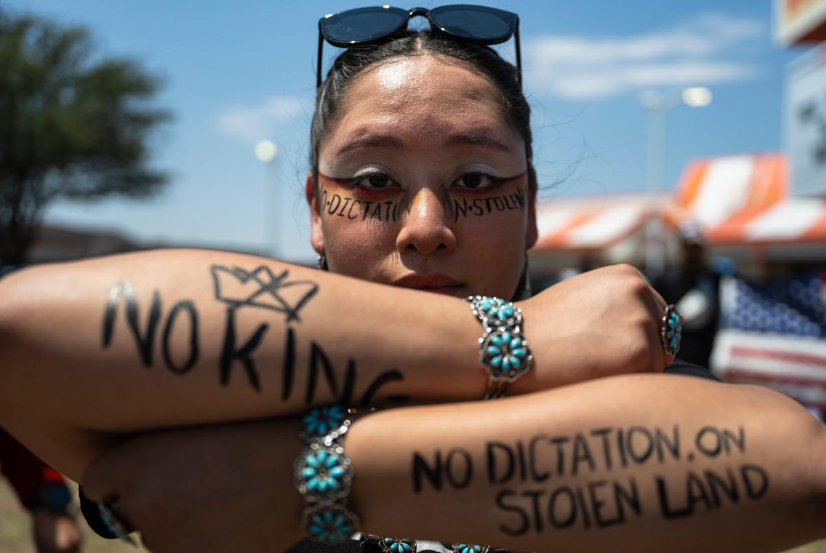 Santianna Chavez, een demonstrator die de Navajo -natie vertegenwoordigt, poseert voor een foto tijdens een protest No Kings Day op zaterdag 14 juni 2025, in Odessa.